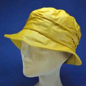 Chapeau de pluie imperméable moutarde femme