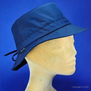 chapeau de pluie noir ou bleu marine