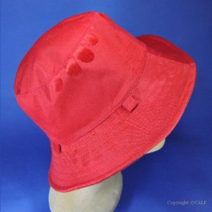 Chapeau imperméable rouge