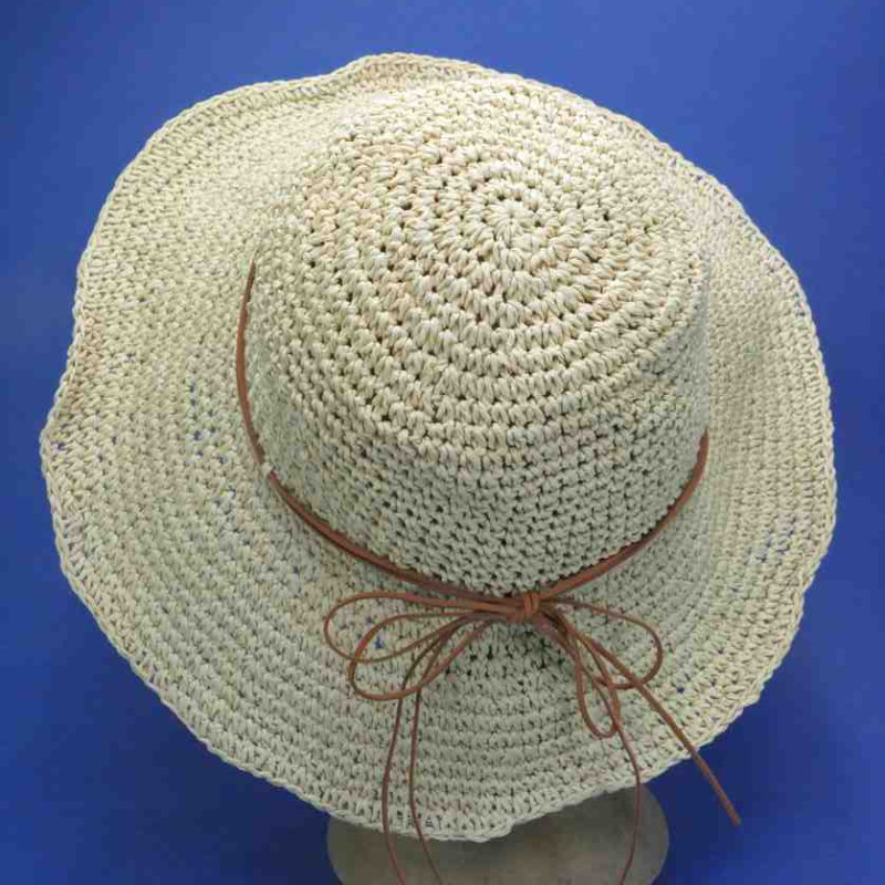 Chapeau cloche, couleur naturelle, en paille macramé