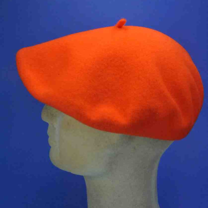 Photo D'un Chapeau Doré Avec Un Tissu Rouge