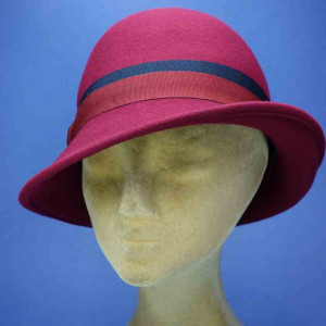 chapeau cloche feutre de laine retro femme bords asymétriques framboise