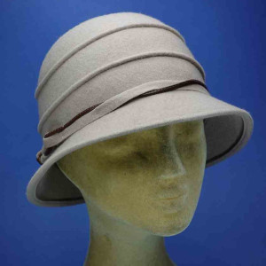 chapeau cloche feutre de laine retro femme bords avant et arriére asymétriques beige