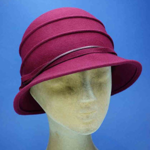 chapeau cloche feutre de laine retro femme bords avant et arrière asymétriques framboise