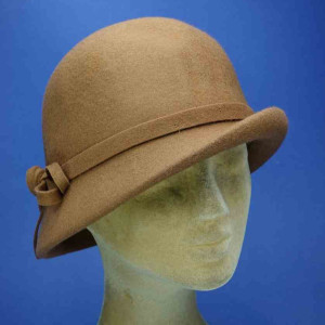 chapeau année 30 feutre de laine retro femme bords asymétriques camel