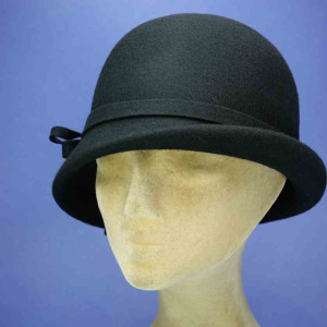 chapeau année 30 feutre de laine retro femme bords asymétriques noir