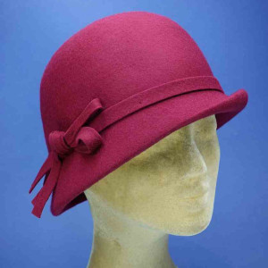 chapeau année 30 feutre de laine retro femme bords asymétriques framboise