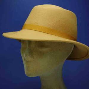 chapeau feutre de laine femme calotte asymétrique moutarde