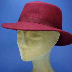 chapeau feutre de laine femme calotte asymétrique rubis