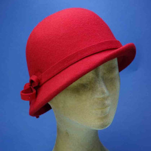 chapeau années 30 feutre de laine retro femme bords asymétriques rubis