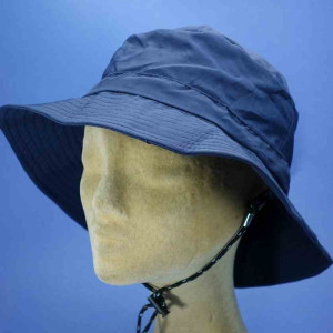 Chapeau de pluie navy pliable dans sa housse pour femme