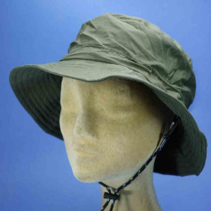 Chapeau de pluie kaki pliable dans sa housse pour femme