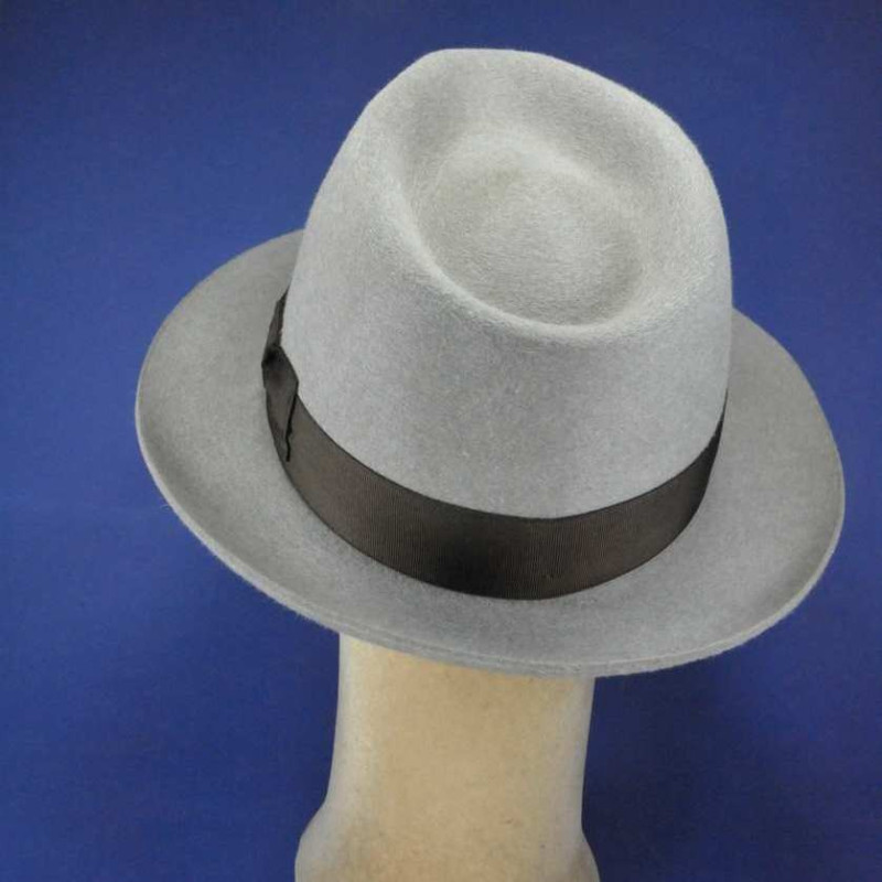 Chapeaux Pour Hommes Empilés De Différentes Couleurs À Vendre, Disponibles  Au Marché Aux Puces. Banque D'Images et Photos Libres De Droits. Image  97616744